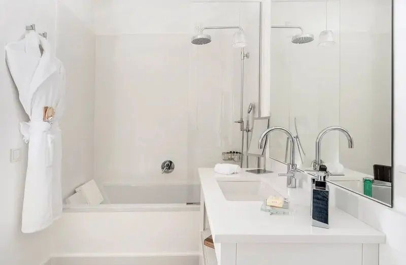Modernes Badezimmer mit Dusche und Doppelwaschbecken im Casa Angelina