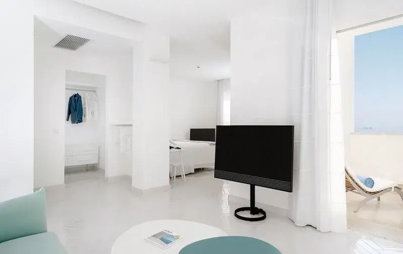 Geräumiges Hotelzimmer mit Flachbildfernseher und zeitgenössischem Interieur