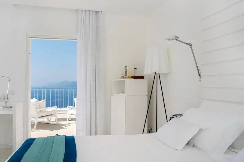 Modernes Schlafzimmer mit Meerblick und hellem Interieur