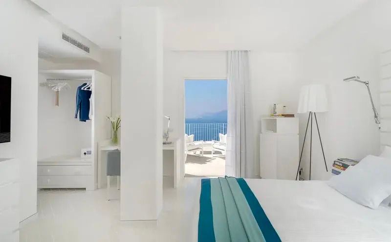 Helles Zimmer mit Sicht auf das Meer und stilvoller Dekoration
