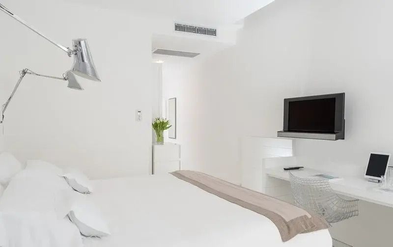 Modernes Doppelzimmer mit minimalistischem Design und Flachbildfernseher