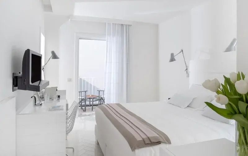Helles Doppelzimmer mit großem Bett, Schreibtisch und Zugang zum Balkon