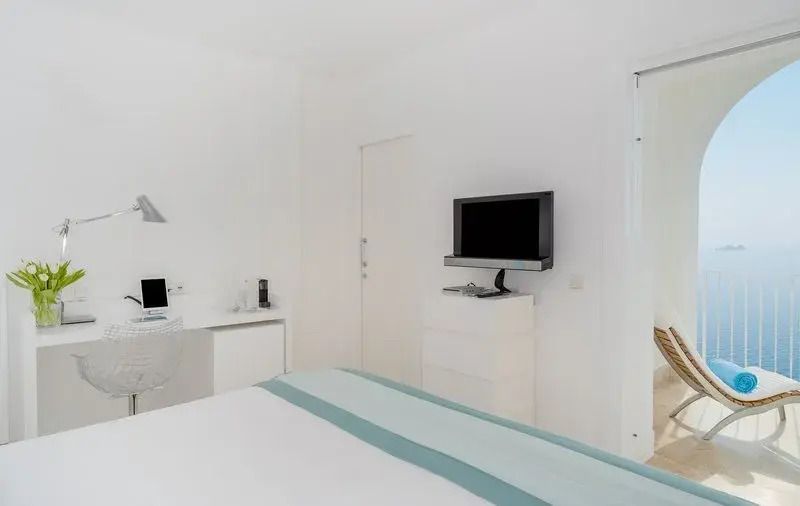 Helles modernes Zimmer mit Doppelbett und TV