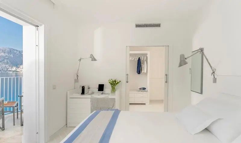 Minimalistisches Schlafzimmer mit Schreibtisch und Garderobe