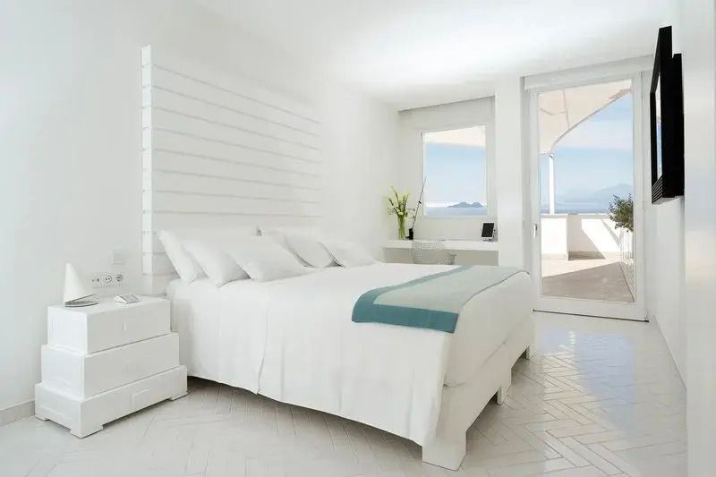 Helles Doppelzimmer mit Meerblick und modernem Dekor