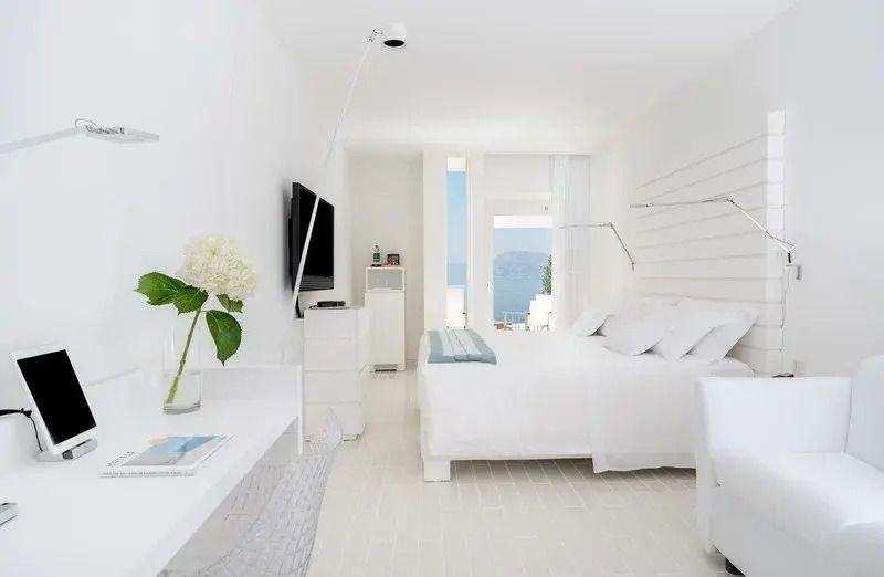 Geräumiges Zimmer mit Doppelbett, TV und Meerblick