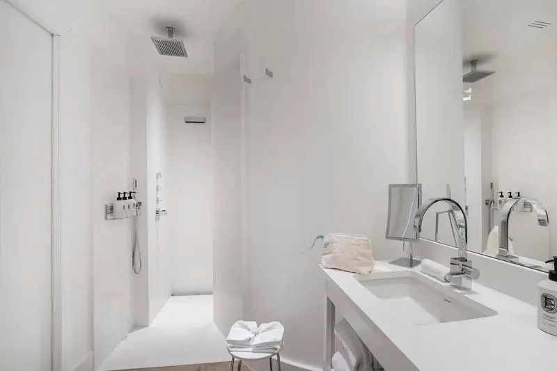 Modernes Badezimmer mit begehbarer Dusche und Waschtisch