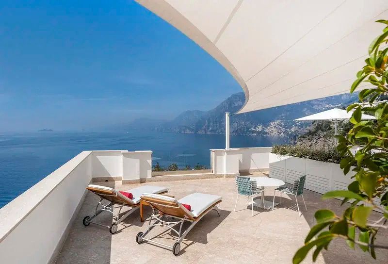 Terrasse mit Liegestühlen und weitem Meerblick
