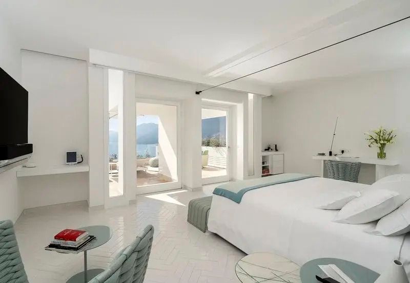 Helles Schlafzimmer in der Vermarine Suite mit Meerblick und eleganter Einrichtung