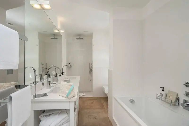 Modernes Badezimmer in der Vermarine Suite mit hoher Ausstattung und großem Spiegel