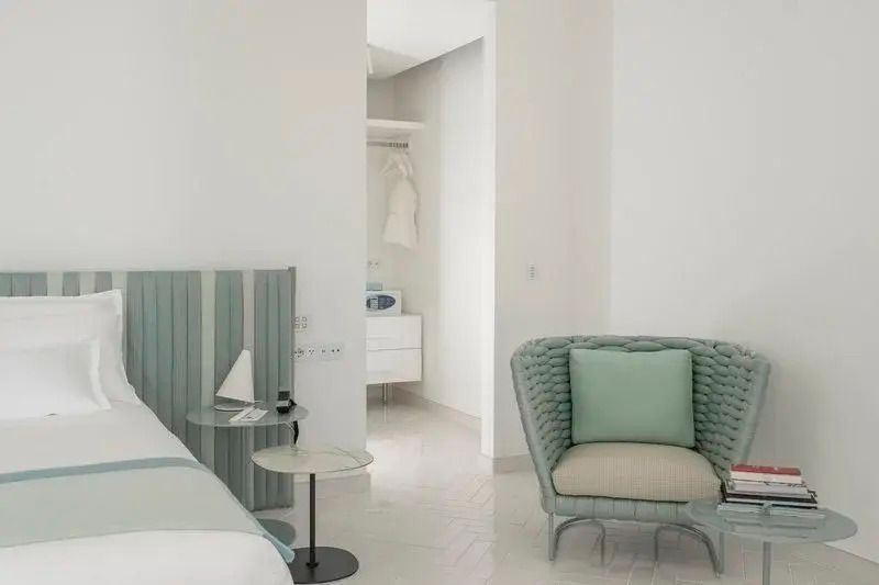 Detailaufnahme eines Sessels neben dem Bett in der Vermarine Suite
