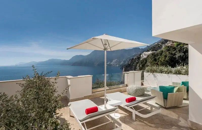 Terrasse der Vermarine Suite mit Liegen und spektakulärem Meerblick
