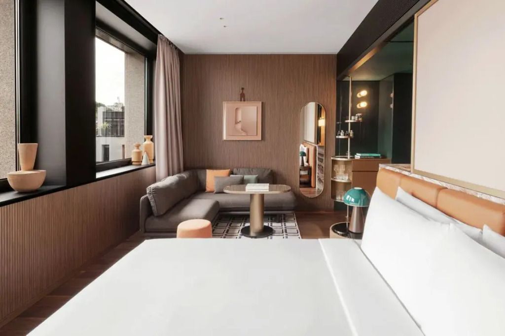 Modernes Atelier Zimmer mit bequemer Sitzecke und stilvollem Dekor