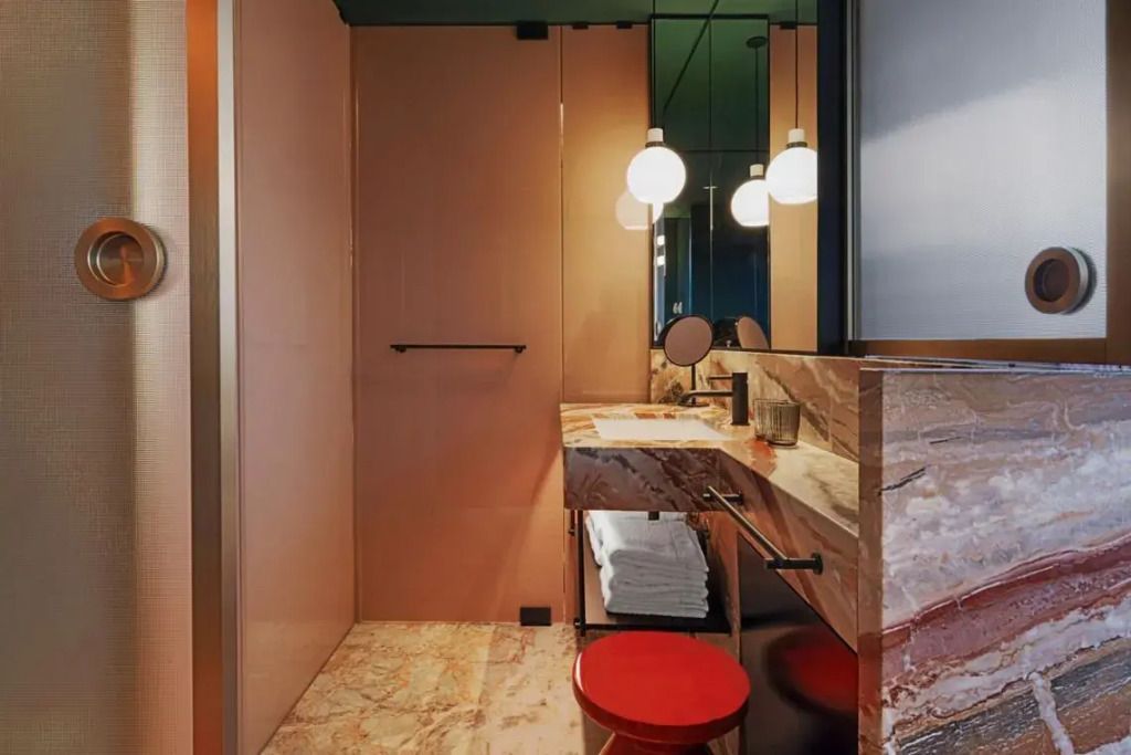 Luxuriöses Badezimmer mit Marmorakzenten und feinen Details
