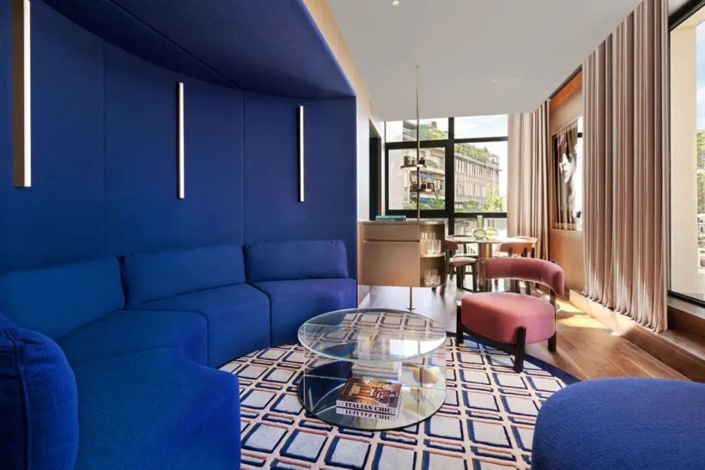 Eleganter Lounge-Bereich mit modernen blauen Sofas und Glas-Couchtisch
