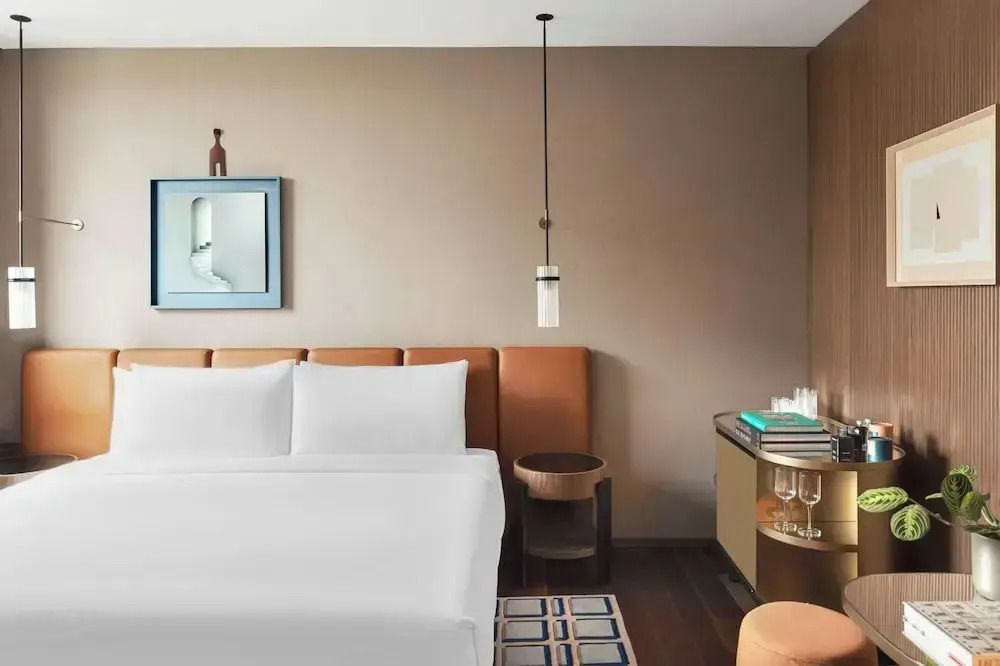Gemütliches Deluxe-Zimmer mit Doppelbett und moderner Einrichtung