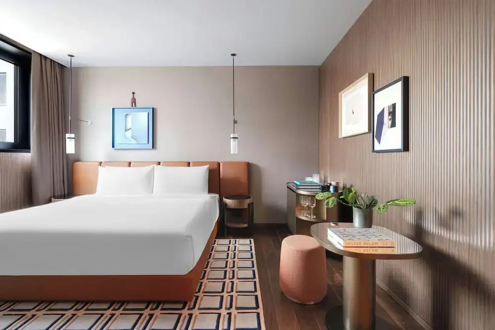 Modern gestaltetes Hotelzimmer mit Doppelbett und dekorativen Details