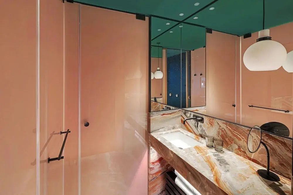 Luxuriöses Badezimmer mit Marmorwaschtisch und eleganter Beleuchtung