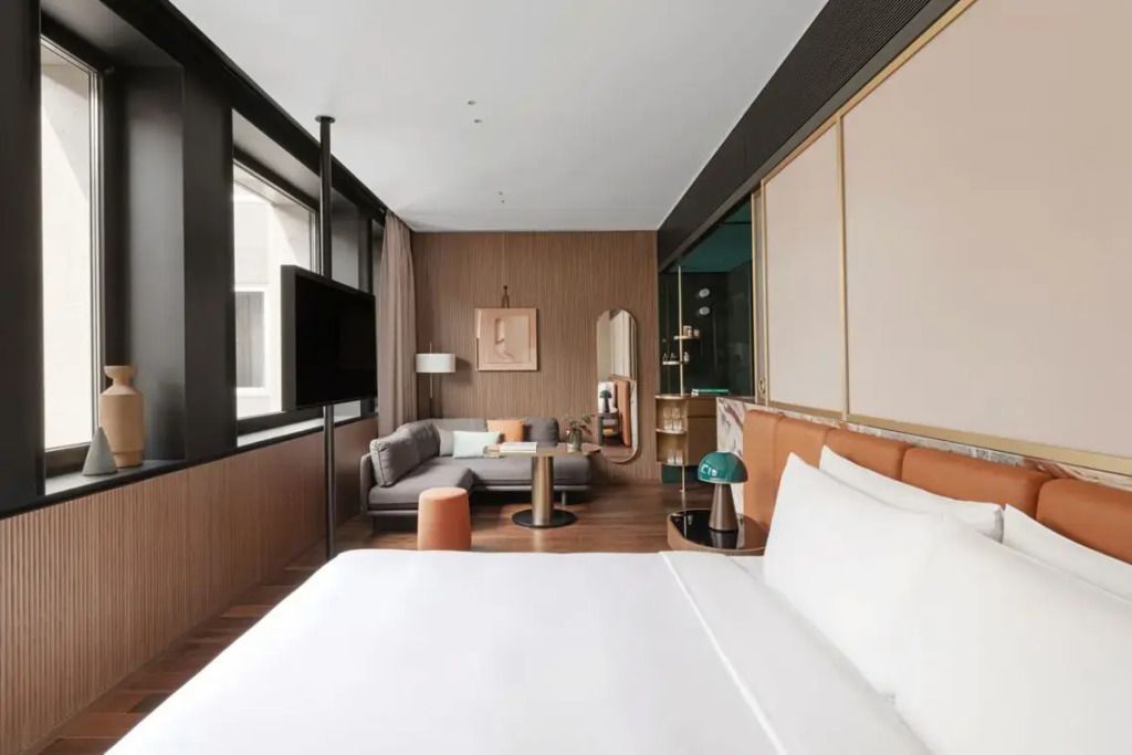 Moderne Doppel Junior-Suite mit stilvoller Einrichtung und Stadtblick