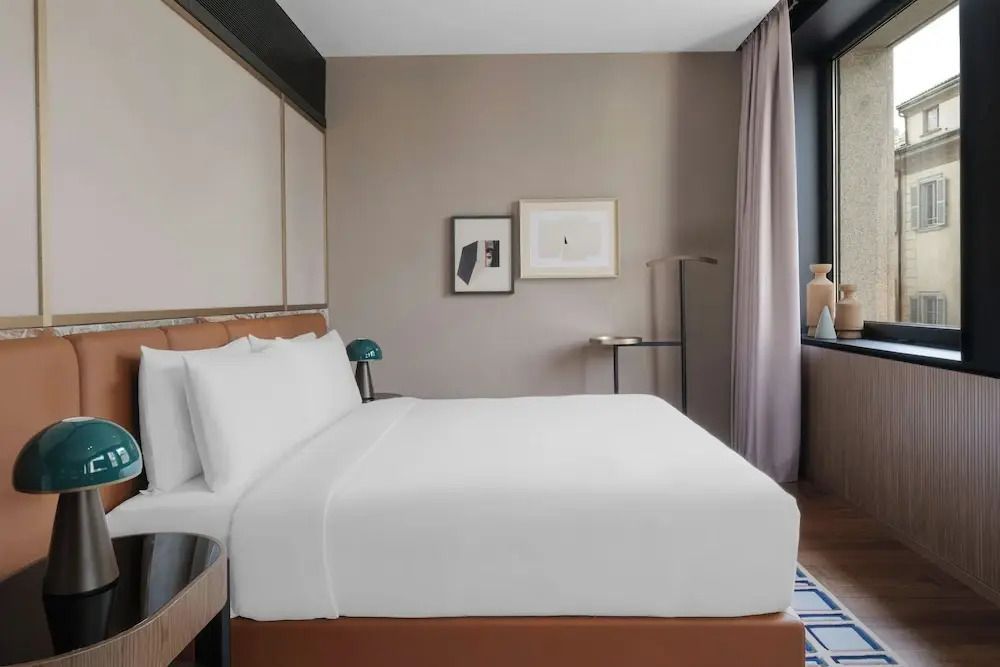 Doppelbett in stilvoll eingerichteter Junior-Suite mit dezentem Dekor