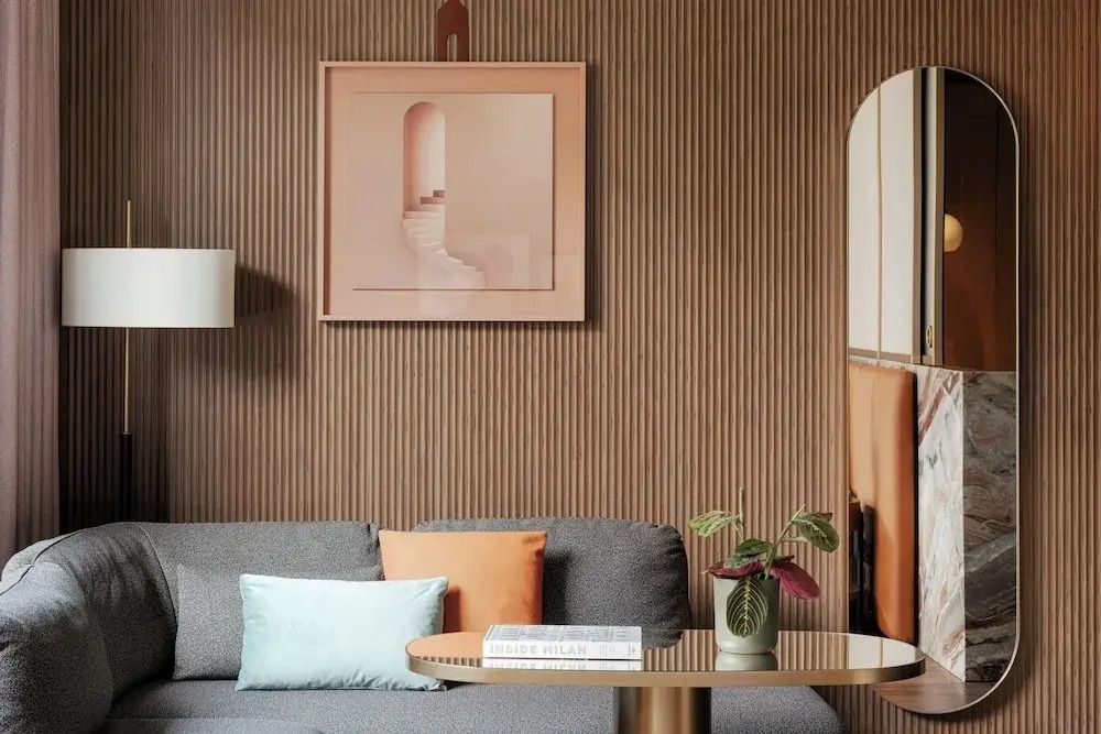 Detailaufnahme einer eleganten Sitzecke mit Kunstwerk und Pflanzen