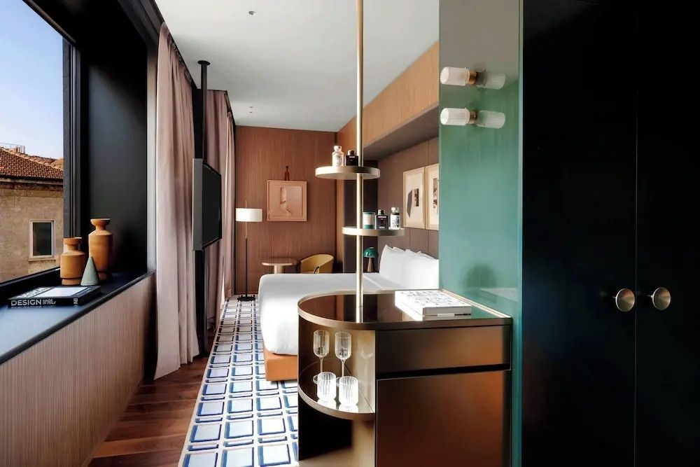 Luxuriöses Studiozimmer mit moderner Einrichtung und stilvoller Minibar