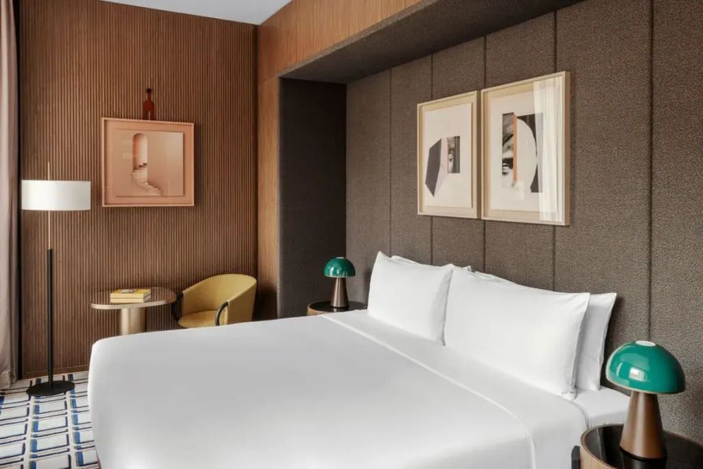 Familiensuite mit modernem Design und gemütlichem Doppelbett