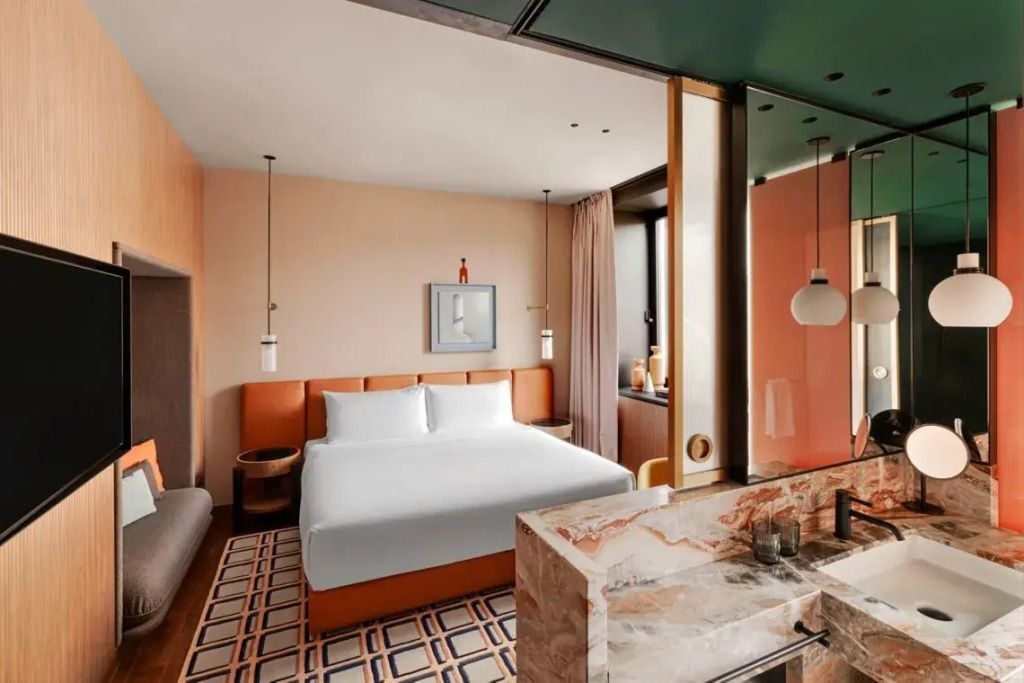 Offenes Schlafzimmer mit edlen Materialien und luxuriösem Ambiente