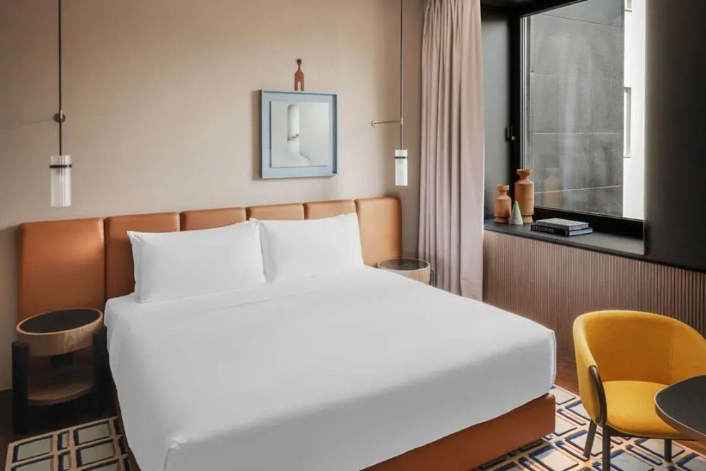 Gemütliches Schlafzimmer mit elegantem Dekor und großem Fenster