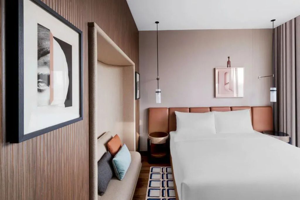 Moderne Suite mit Doppelbett und Kunst an der Wand
