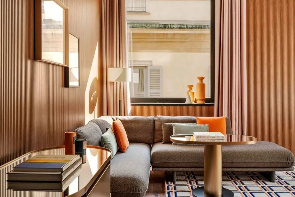 Gemütliche Sitzecke in der Suite mit großen Fenstern und eleganter Dekoration.