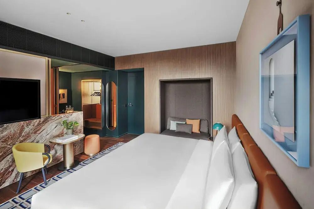 Modernes Hotelzimmer mit Doppelbett und stilvoller Einrichtung
