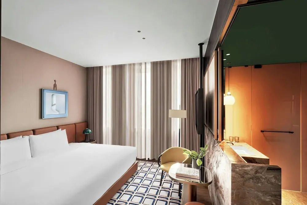 Hotelzimmer mit modernem Design und gemütlicher Atmosphäre