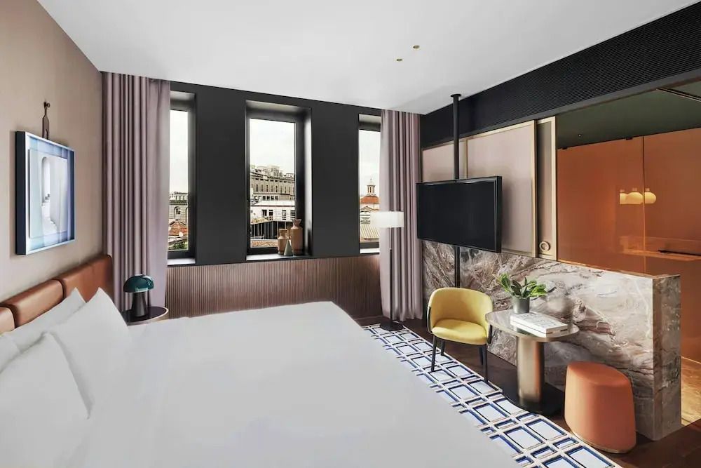 Hotelzimmer mit Blick auf die Stadt und elegantem Interieur