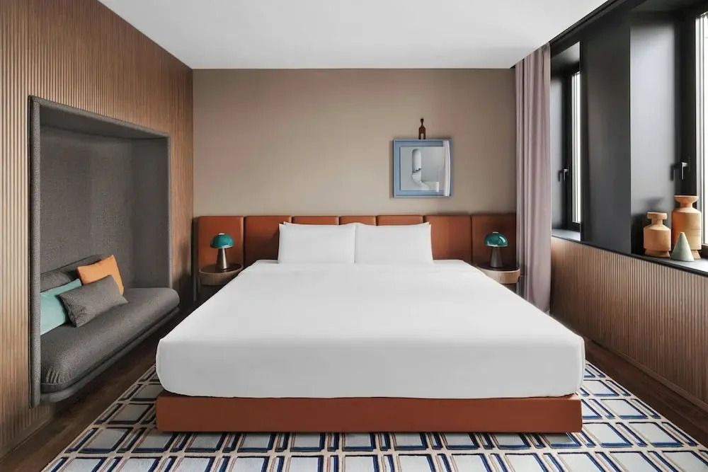 Geräumiges Hotelzimmer mit zentralem Doppelbett und stilvollem Dekor