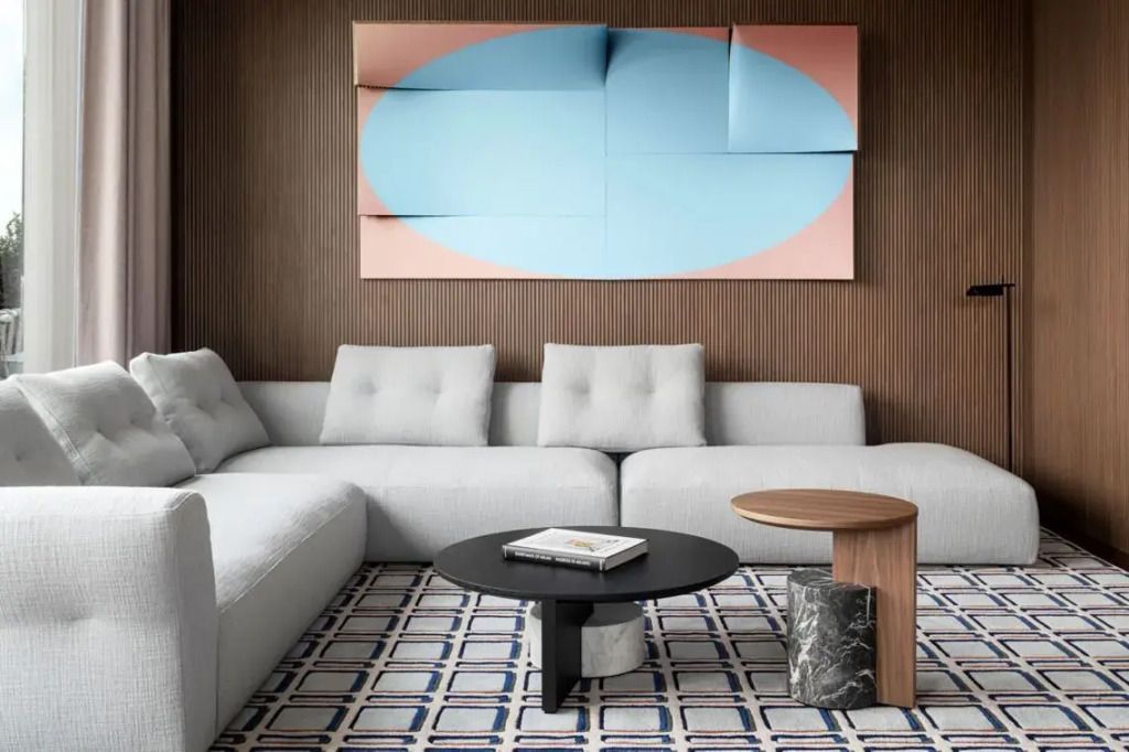 Stilvolles Wohnzimmer der Presidential Milanese Suite mit Designer-Sofa und Kunstwerk.