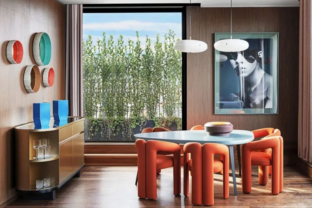 Essbereich mit modernem Tisch und Stühlen in der Presidential Milanese Suite mit Blick nach draußen.