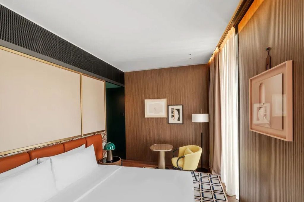 Geräumiges Prestige Doppelzimmer mit gehobener Einrichtung und Kunstwerken