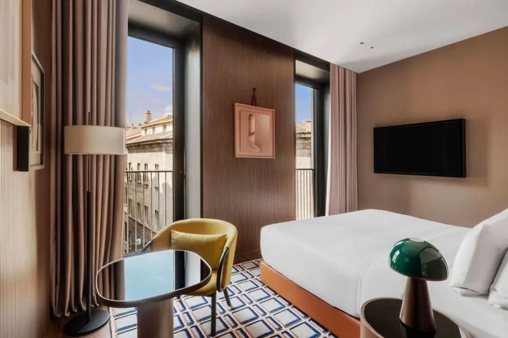 Modernes Prestige Doppelzimmer mit Kunstdekoration und Stadtblick
