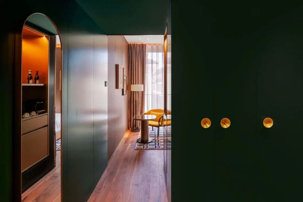 Flur mit modernem Design, führt in elegant eingerichtetes Zimmer