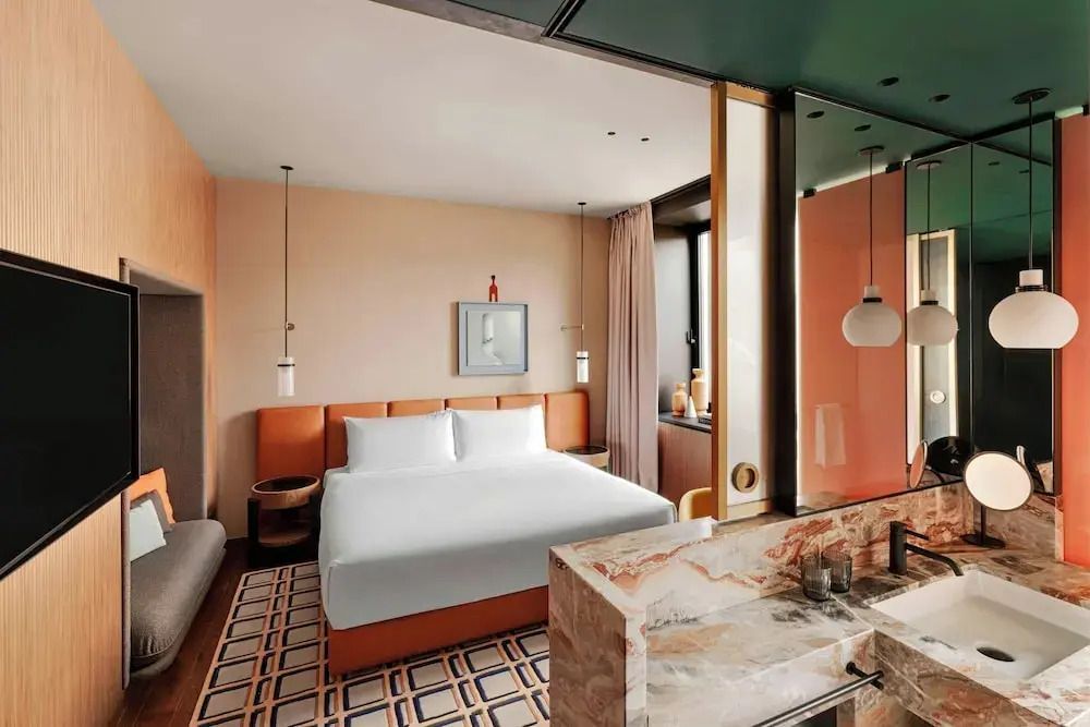Elegantes Superior Doppelzimmer mit großem Bett und stilvollem Dekor
