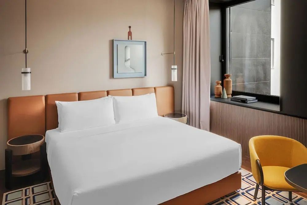 Komfortables Doppelzimmer mit großen Fenstern und modernem Design