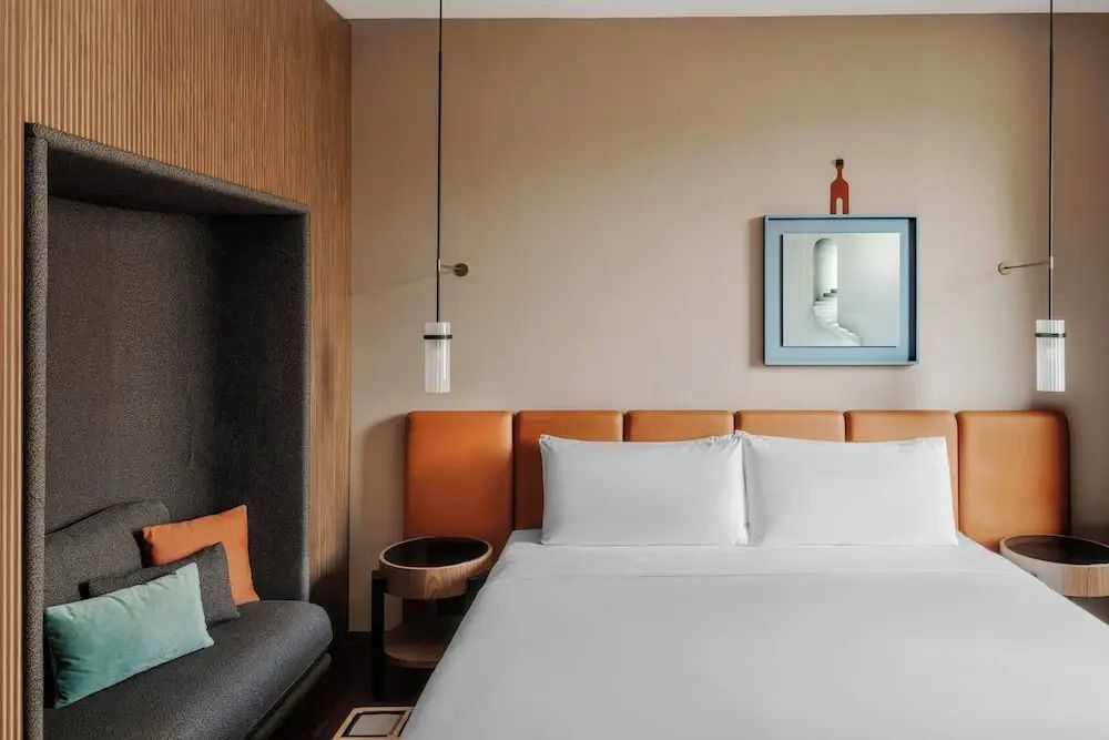 Modernes Superior Doppelzimmer mit elegantem Doppelbett und stilvoller Wanddekoration