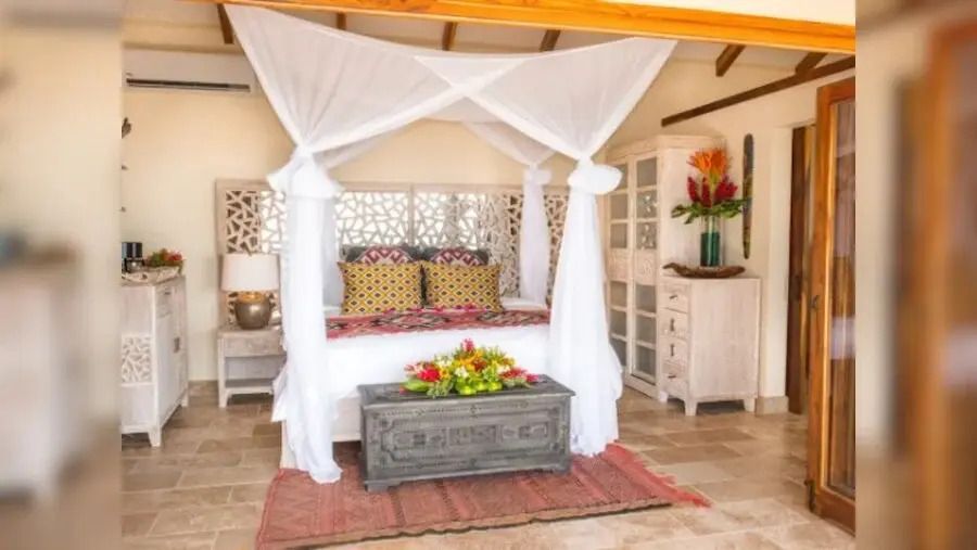 Elegantes Schlafzimmer in der Doppel Villa mit Himmelbett und heller Einrichtung
