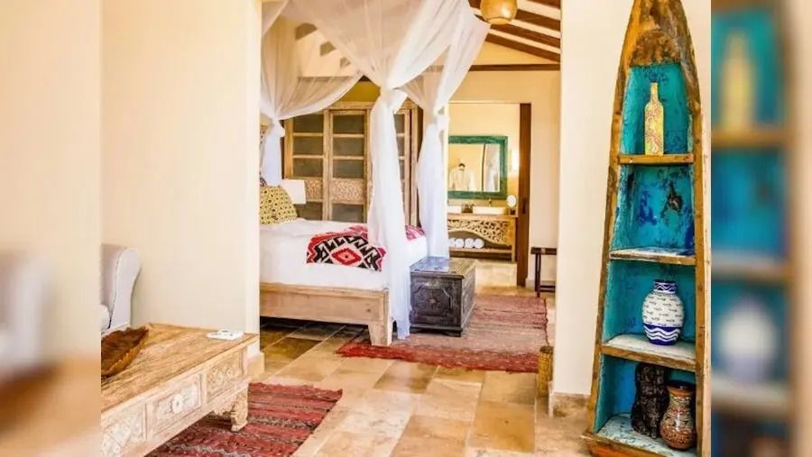 Geräumiges Schlafzimmer mit Baldachin und traditionellen Holzmöbeln