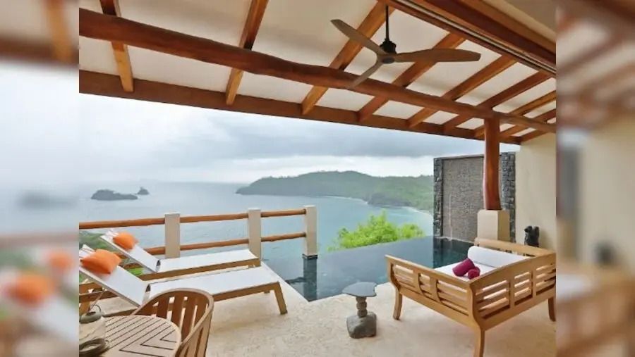 Terrasse mit Infinity-Pool und Panoramablick auf das Meer.