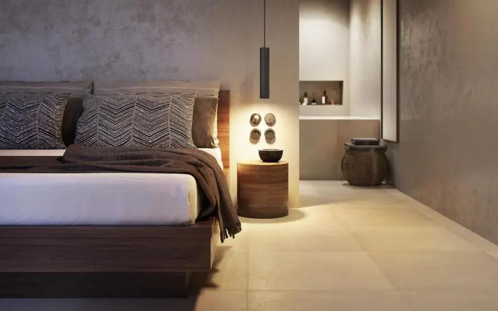 Gemütlicher Schlafbereich mit Holzdetails und warmem Licht in der Suite