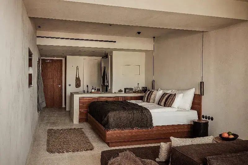 Geräumiges Deluxe Doppelzimmer mit Doppelbett und moderner Einrichtung