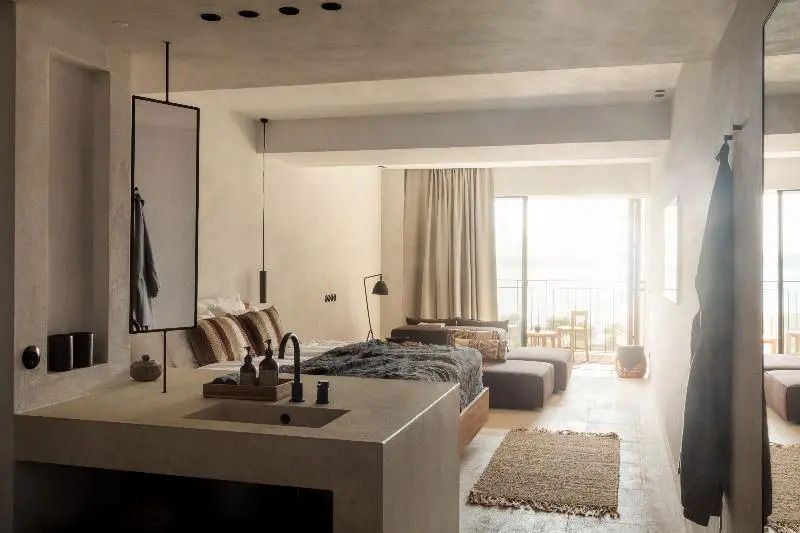 Helles Zimmer mit Doppelbett und Blick auf die Terrasse im OKU Ibiza