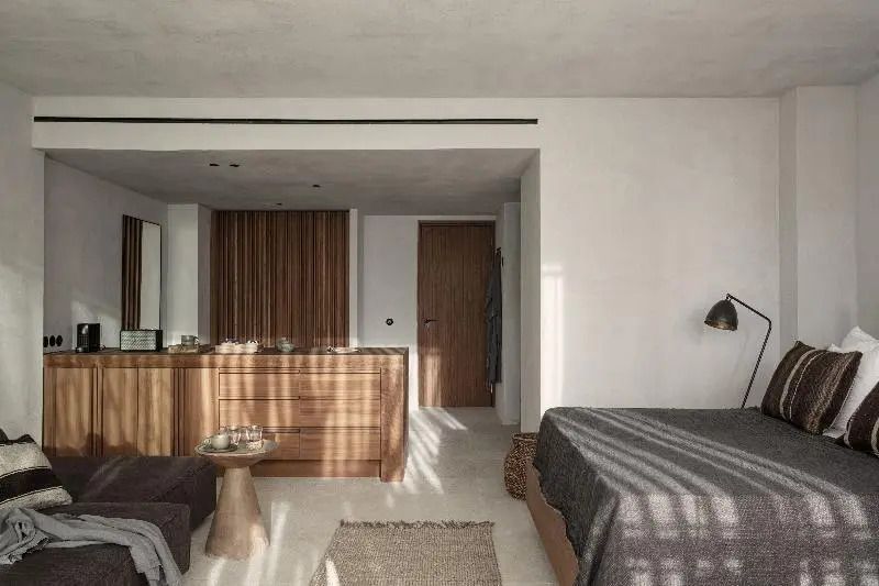 Stilvoll eingerichtetes Doppelzimmer mit Holzdetails und gemütlicher Atmosphäre